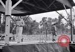Standbild Bob Hope und Jerry Colonna entertain US-Truppen Bougainville Salomonen, 1944, aus Sekunde 29 historischem Filmmaterial Videoclip 65675033574