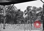 Standbild Bob Hope und Jerry Colonna entertain US-Truppen Bougainville Salomonen, 1944, aus Sekunde 31 historischem Filmmaterial Videoclip 65675033574