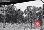 Standbild Bob Hope und Jerry Colonna entertain US-Truppen Bougainville Salomonen, 1944, aus Sekunde 32 historischem Filmmaterial Videoclip 65675033574