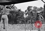 Standbild Bob Hope und Jerry Colonna entertain US-Truppen Bougainville Salomonen, 1944, aus Sekunde 33 historischem Filmmaterial Videoclip 65675033574