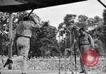 Standbild Bob Hope und Jerry Colonna entertain US-Truppen Bougainville Salomonen, 1944, aus Sekunde 34 historischem Filmmaterial Videoclip 65675033574