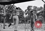 Standbild Bob Hope und Jerry Colonna entertain US-Truppen Bougainville Salomonen, 1944, aus Sekunde 35 historischem Filmmaterial Videoclip 65675033574