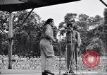 Standbild Bob Hope und Jerry Colonna entertain US-Truppen Bougainville Salomonen, 1944, aus Sekunde 36 historischem Filmmaterial Videoclip 65675033574
