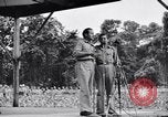 Standbild Bob Hope und Jerry Colonna entertain US-Truppen Bougainville Salomonen, 1944, aus Sekunde 37 historischem Filmmaterial Videoclip 65675033574