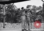 Standbild Bob Hope und Jerry Colonna entertain US-Truppen Bougainville Salomonen, 1944, aus Sekunde 38 historischem Filmmaterial Videoclip 65675033574