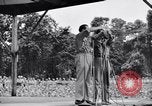 Standbild Bob Hope und Jerry Colonna entertain US-Truppen Bougainville Salomonen, 1944, aus Sekunde 39 historischem Filmmaterial Videoclip 65675033574