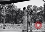 Standbild Bob Hope und Jerry Colonna entertain US-Truppen Bougainville Salomonen, 1944, aus Sekunde 40 historischem Filmmaterial Videoclip 65675033574