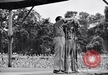 Standbild Bob Hope und Jerry Colonna entertain US-Truppen Bougainville Salomonen, 1944, aus Sekunde 41 historischem Filmmaterial Videoclip 65675033574