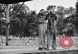 Standbild Bob Hope und Jerry Colonna entertain US-Truppen Bougainville Salomonen, 1944, aus Sekunde 42 historischem Filmmaterial Videoclip 65675033574