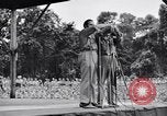 Standbild Bob Hope und Jerry Colonna entertain US-Truppen Bougainville Salomonen, 1944, aus Sekunde 43 historischem Filmmaterial Videoclip 65675033574