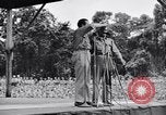 Standbild Bob Hope und Jerry Colonna entertain US-Truppen Bougainville Salomonen, 1944, aus Sekunde 44 historischem Filmmaterial Videoclip 65675033574