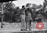Standbild Bob Hope und Jerry Colonna entertain US-Truppen Bougainville Salomonen, 1944, aus Sekunde 45 historischem Filmmaterial Videoclip 65675033574