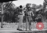 Standbild Bob Hope und Jerry Colonna entertain US-Truppen Bougainville Salomonen, 1944, aus Sekunde 46 historischem Filmmaterial Videoclip 65675033574