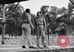Standbild Bob Hope und Jerry Colonna entertain US-Truppen Bougainville Salomonen, 1944, aus Sekunde 47 historischem Filmmaterial Videoclip 65675033574