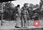Standbild Bob Hope und Jerry Colonna entertain US-Truppen Bougainville Salomonen, 1944, aus Sekunde 48 historischem Filmmaterial Videoclip 65675033574