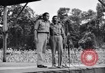 Standbild Bob Hope und Jerry Colonna entertain US-Truppen Bougainville Salomonen, 1944, aus Sekunde 49 historischem Filmmaterial Videoclip 65675033574