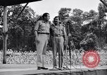 Standbild Bob Hope und Jerry Colonna entertain US-Truppen Bougainville Salomonen, 1944, aus Sekunde 50 historischem Filmmaterial Videoclip 65675033574