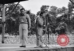 Standbild Bob Hope und Jerry Colonna entertain US-Truppen Bougainville Salomonen, 1944, aus Sekunde 51 historischem Filmmaterial Videoclip 65675033574