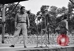 Standbild Bob Hope und Jerry Colonna entertain US-Truppen Bougainville Salomonen, 1944, aus Sekunde 53 historischem Filmmaterial Videoclip 65675033574