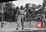 Standbild Bob Hope und Jerry Colonna entertain US-Truppen Bougainville Salomonen, 1944, aus Sekunde 54 historischem Filmmaterial Videoclip 65675033574