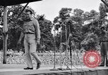 Standbild Bob Hope und Jerry Colonna entertain US-Truppen Bougainville Salomonen, 1944, aus Sekunde 55 historischem Filmmaterial Videoclip 65675033574
