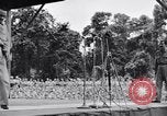 Standbild Bob Hope und Jerry Colonna entertain US-Truppen Bougainville Salomonen, 1944, aus Sekunde 56 historischem Filmmaterial Videoclip 65675033574
