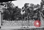 Standbild Bob Hope und Jerry Colonna entertain US-Truppen Bougainville Salomonen, 1944, aus Sekunde 58 historischem Filmmaterial Videoclip 65675033574