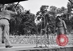 Standbild Bob Hope und Jerry Colonna entertain US-Truppen Bougainville Salomonen, 1944, aus Sekunde 59 historischem Filmmaterial Videoclip 65675033574