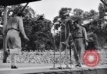 Standbild Bob Hope und Jerry Colonna entertain US-Truppen Bougainville Salomonen, 1944, aus Sekunde 60 historischem Filmmaterial Videoclip 65675033574