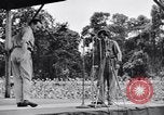 Standbild Bob Hope und Jerry Colonna entertain US-Truppen Bougainville Salomonen, 1944, aus Sekunde 61 historischem Filmmaterial Videoclip 65675033574