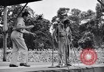Standbild Bob Hope und Jerry Colonna entertain US-Truppen Bougainville Salomonen, 1944, aus Sekunde 62 historischem Filmmaterial Videoclip 65675033574