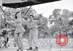 Immagine di Patti Thomas di Bob Hope USOtroupe truppe intrattiene Bougainville nelle Isole Salomone, 1944, secondo 1 filmato di repertorio 65675033575