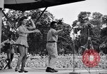 Immagine di Patti Thomas di Bob Hope USOtroupe truppe intrattiene Bougainville nelle Isole Salomone, 1944, secondo 3 filmato di repertorio 65675033575
