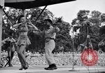 Immagine di Patti Thomas di Bob Hope USOtroupe truppe intrattiene Bougainville nelle Isole Salomone, 1944, secondo 4 filmato di repertorio 65675033575
