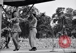 Immagine di Patti Thomas di Bob Hope USOtroupe truppe intrattiene Bougainville nelle Isole Salomone, 1944, secondo 5 filmato di repertorio 65675033575