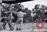 Immagine di Patti Thomas di Bob Hope USOtroupe truppe intrattiene Bougainville nelle Isole Salomone, 1944, secondo 6 filmato di repertorio 65675033575