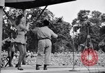 Immagine di Patti Thomas di Bob Hope USOtroupe truppe intrattiene Bougainville nelle Isole Salomone, 1944, secondo 7 filmato di repertorio 65675033575