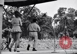 Immagine di Patti Thomas di Bob Hope USOtroupe truppe intrattiene Bougainville nelle Isole Salomone, 1944, secondo 9 filmato di repertorio 65675033575