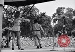 Immagine di Patti Thomas di Bob Hope USOtroupe truppe intrattiene Bougainville nelle Isole Salomone, 1944, secondo 10 filmato di repertorio 65675033575
