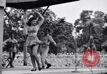 Immagine di Patti Thomas di Bob Hope USOtroupe truppe intrattiene Bougainville nelle Isole Salomone, 1944, secondo 11 filmato di repertorio 65675033575