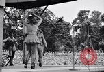 Immagine di Patti Thomas di Bob Hope USOtroupe truppe intrattiene Bougainville nelle Isole Salomone, 1944, secondo 12 filmato di repertorio 65675033575