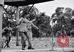 Immagine di Patti Thomas di Bob Hope USOtroupe truppe intrattiene Bougainville nelle Isole Salomone, 1944, secondo 13 filmato di repertorio 65675033575