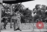 Immagine di Patti Thomas di Bob Hope USOtroupe truppe intrattiene Bougainville nelle Isole Salomone, 1944, secondo 14 filmato di repertorio 65675033575