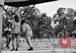Immagine di Patti Thomas di Bob Hope USOtroupe truppe intrattiene Bougainville nelle Isole Salomone, 1944, secondo 15 filmato di repertorio 65675033575
