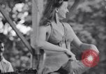 Immagine di Patti Thomas di Bob Hope USOtroupe truppe intrattiene Bougainville nelle Isole Salomone, 1944, secondo 19 filmato di repertorio 65675033575