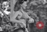 Immagine di Patti Thomas di Bob Hope USOtroupe truppe intrattiene Bougainville nelle Isole Salomone, 1944, secondo 20 filmato di repertorio 65675033575