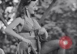 Immagine di Patti Thomas di Bob Hope USOtroupe truppe intrattiene Bougainville nelle Isole Salomone, 1944, secondo 21 filmato di repertorio 65675033575