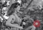 Immagine di Patti Thomas di Bob Hope USOtroupe truppe intrattiene Bougainville nelle Isole Salomone, 1944, secondo 22 filmato di repertorio 65675033575