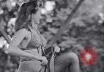 Immagine di Patti Thomas di Bob Hope USOtroupe truppe intrattiene Bougainville nelle Isole Salomone, 1944, secondo 23 filmato di repertorio 65675033575