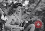 Immagine di Patti Thomas di Bob Hope USOtroupe truppe intrattiene Bougainville nelle Isole Salomone, 1944, secondo 24 filmato di repertorio 65675033575